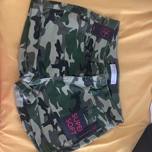 New army print shorts.